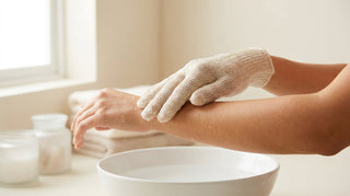 Comment enlever son autobronzant naturellement avec un gant de soie