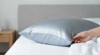 Transpiration nocturne : pourquoi dormir sur de la soie aide