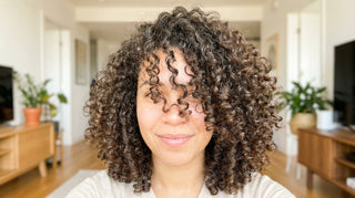 Comment définir ses boucles naturellement sans effet carton